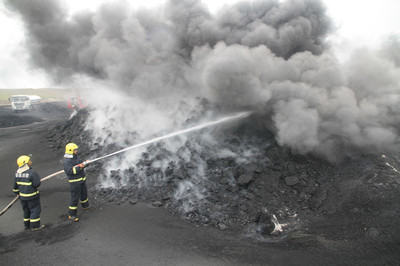 千噸煤炭自燃引關注，消防及時滅火保安全，資本投資或轉向綠色能源